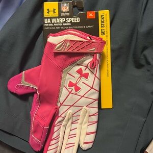 Under Armour Warp Speed Gloves in Pink and White